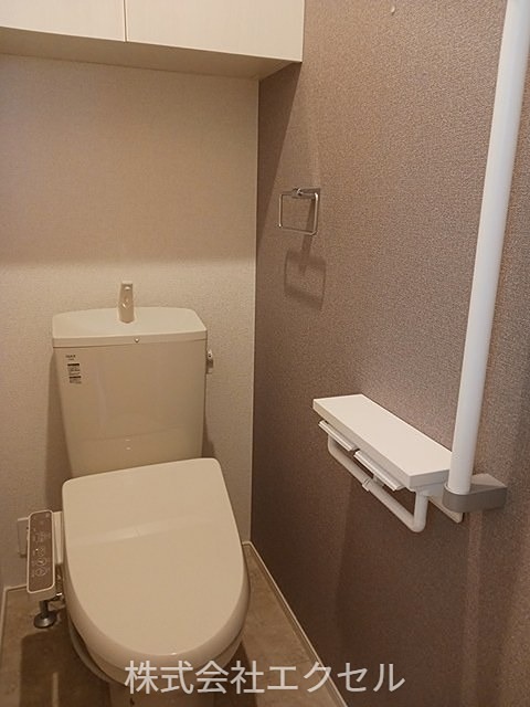 トイレ　温水洗浄便座です。