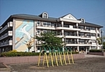 小学校　越谷市立出羽小学校（小学校）まで371m