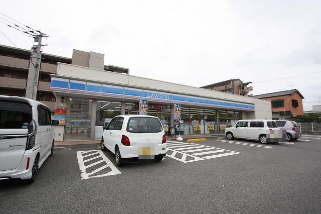 コンビニ　ローソン（コンビニ）まで710m