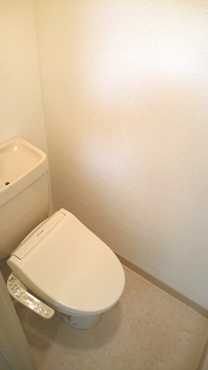 トイレ　温水洗浄便座　※写真は同棟他室のものです