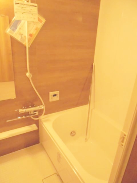 バス・シャワールーム　嬉しい追い焚き・浴室乾燥機付きです♪