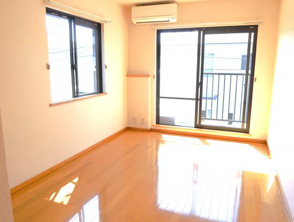 居室・リビング　南向き角部屋の洋室約６．７帖