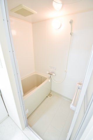 バス・シャワールーム　ちょうどいいサイズのお風呂です。お掃除も楽にできますよ。