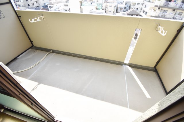 バルコニー　日当たりも良く洗濯物がすぐに乾きそうですね