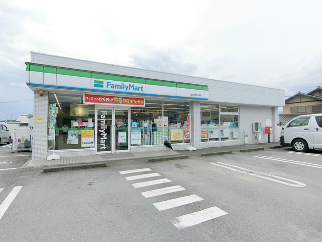 コンビニ　ファミリーマート富士宮東小泉店（コンビニ）まで63m