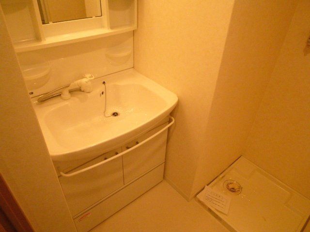 洗面設備　シャンプードレッサーの独立洗面台です。