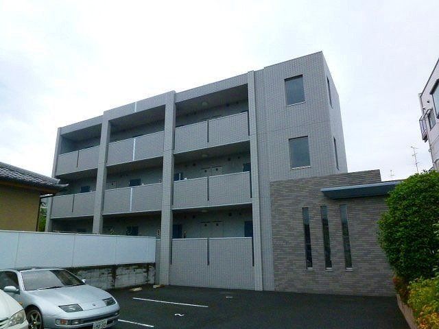 建物外観　鉄筋コンクリート造の３階建ての建物です。