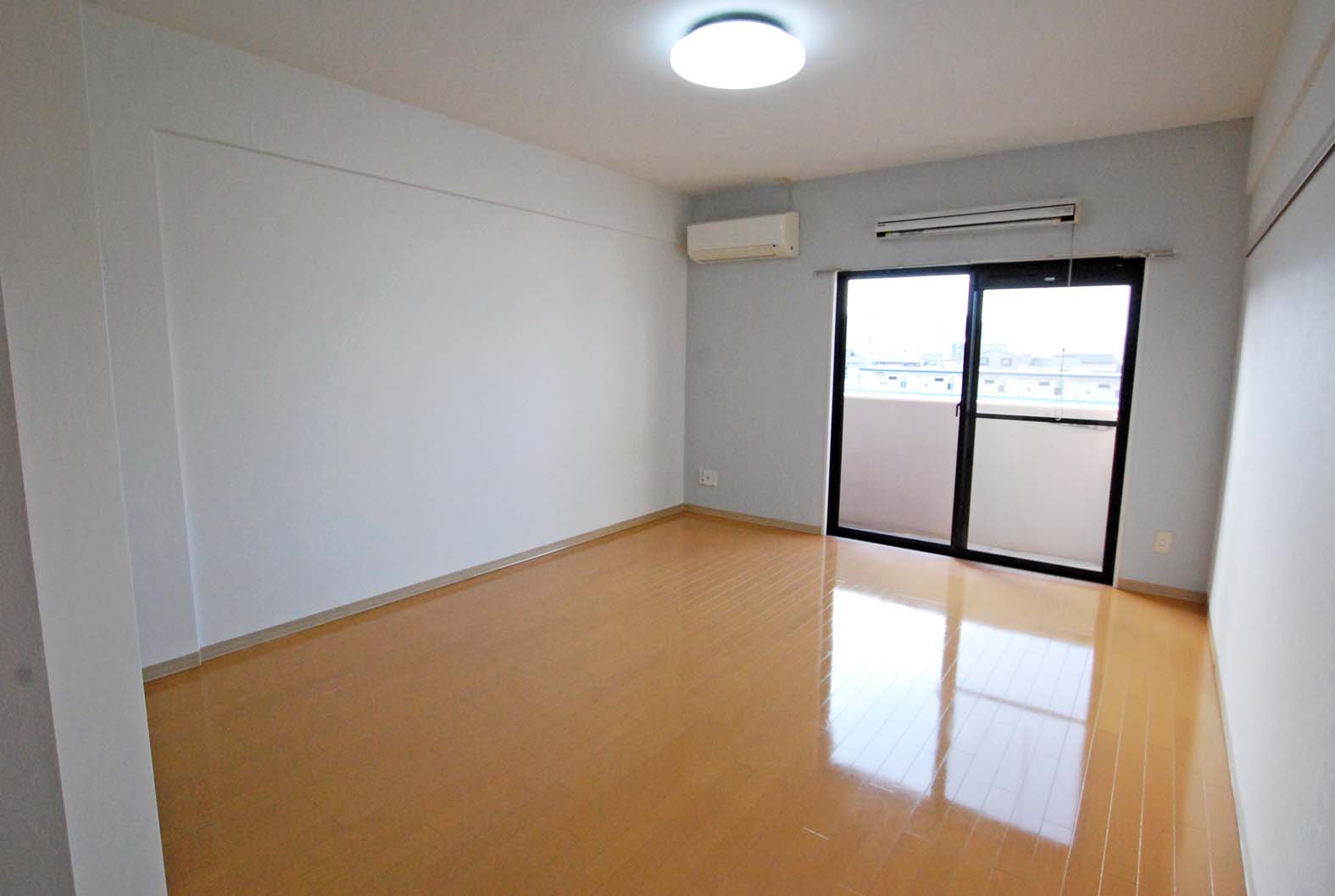 居室・リビング　中から窓側を見たところ