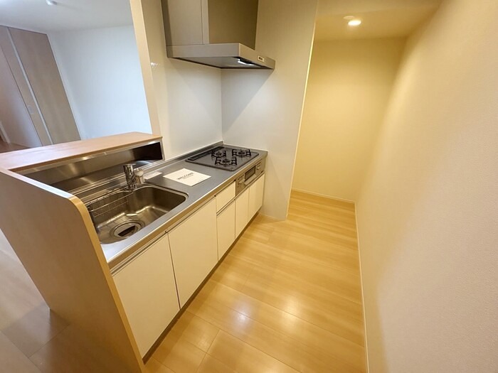 キッチン　グリル付きシステムキッチンには三口コンロ付き♪