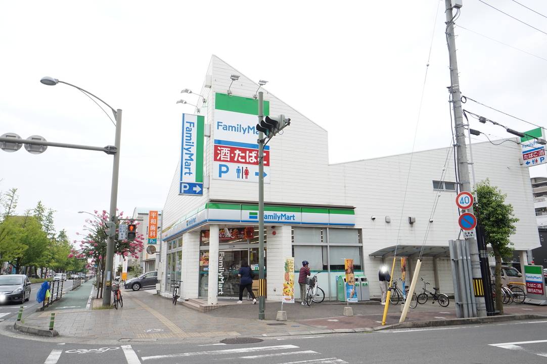コンビニ　ファミリーマート松山平和通五丁目店（コンビニ）まで121m