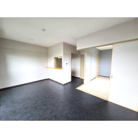 居室・リビング　室内写真は別部屋の写真です。