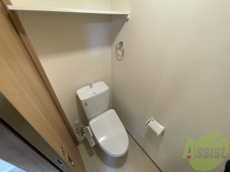 トイレ　トイレは嬉しい温水洗浄便座付きです。上部には収納もあります。