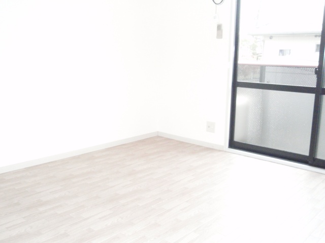 居室・リビング　同物件別号室です。