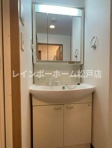 洗面設備　明るい洗面所です