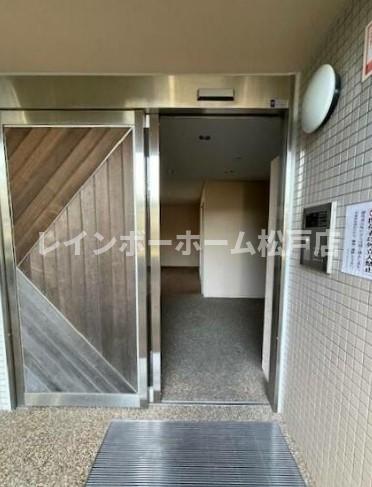 エントランス　落ち着いたエントランスです