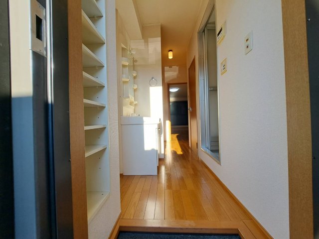 玄関　※別号室の参考写真です