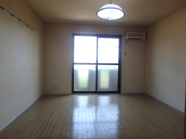 居室・リビング　明るく広々した洋室約8帖