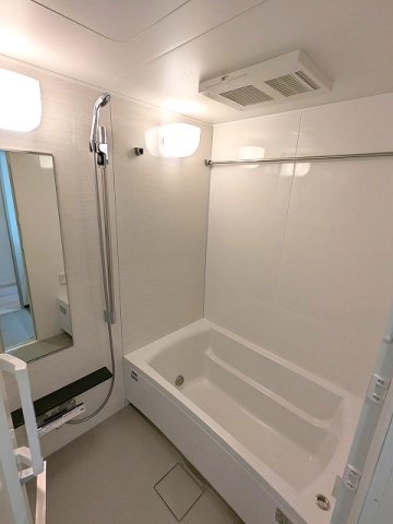 バス・シャワールーム　追焚オートバス、浴室換気乾燥機、広々のバスタブです