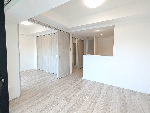 その他部屋・スペース　カウンターキッチン、リビングと各洋室にエアコンと照明付きです