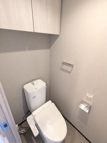 トイレ　温水洗浄便座、ペーパーホルダーの上にスマホストレージ付きです