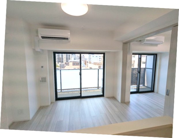 居室・リビング　リビングと各洋室にエアコンと照明付きです、インターネットWi