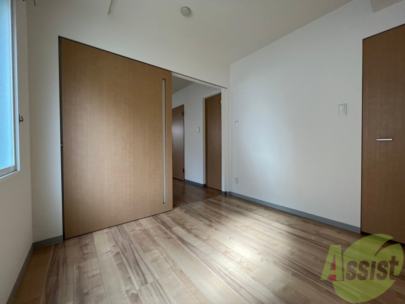 その他部屋・スペース　寝室はこちらです。光が差し込む、温かみのあるお部屋です。