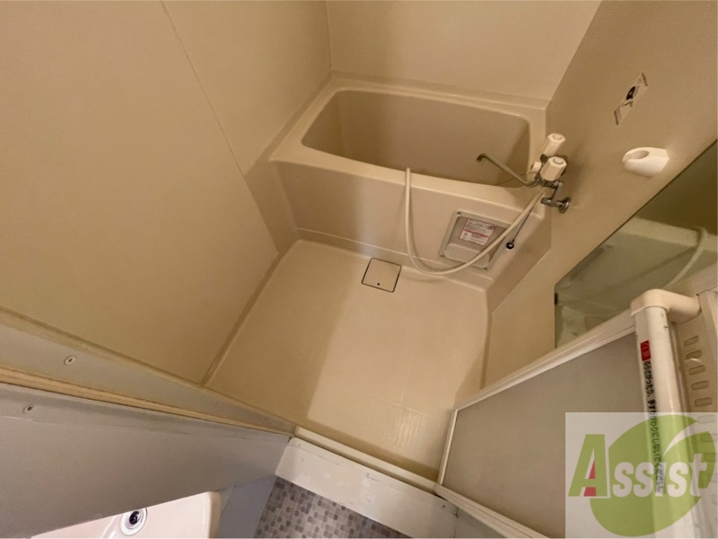 バス・シャワールーム　バスルームは狭すぎず、シャワーも浴びやすそうです。