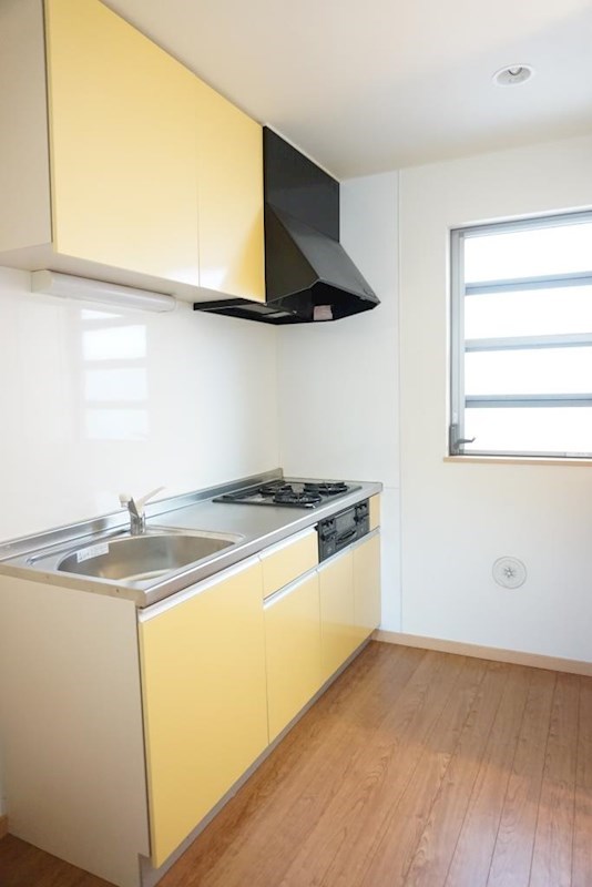 キッチン　３口コンロ付システムキッチンでお料理楽々