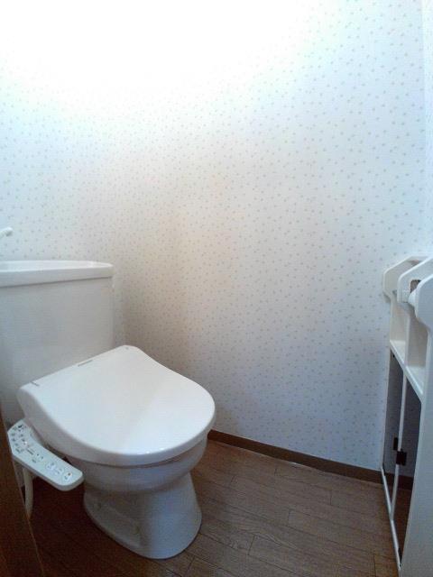 トイレ　温水洗浄便座付で収納もあります。