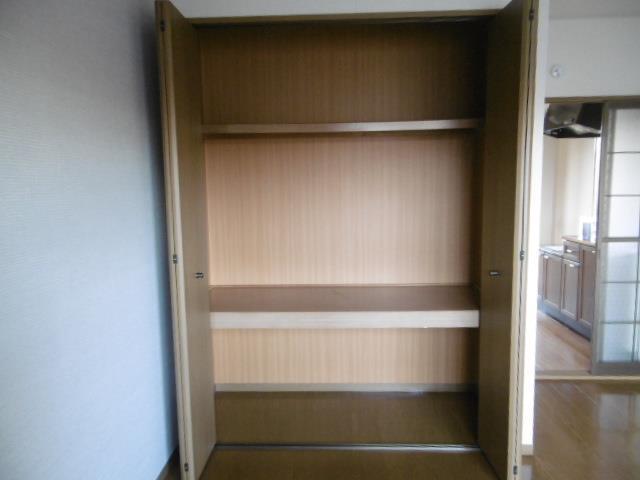 収納　3段の広々収納。カラーボックスも充分置けます！