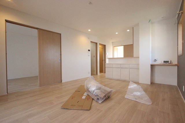 居室・リビング　同物件、別号室のものです。