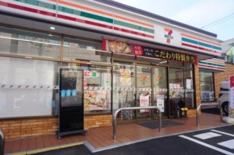 コンビニ　セブンイレブン 横浜前里町4丁目店（コンビニ）まで268m