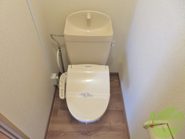 トイレ　トイレはこちらウォシュレット付きでうれしいですね