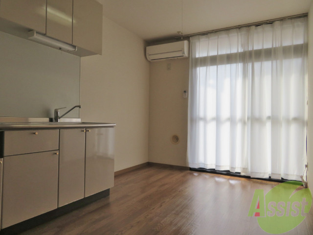 居室・リビング　こちらは６帖のダイニングキッチンになりますねー。