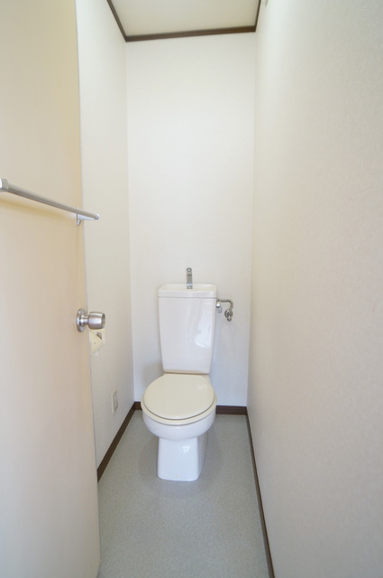 トイレ　白を基調とした空間で清潔感のあるトイレです♪