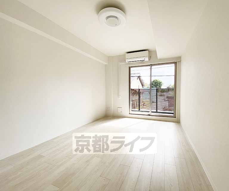 居室・リビング　落ち着いた雰囲気のお部屋です