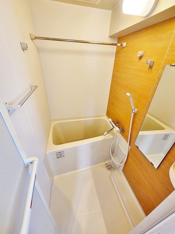 バス・シャワールーム　木目調のパネルが落ち着いた雰囲気♪