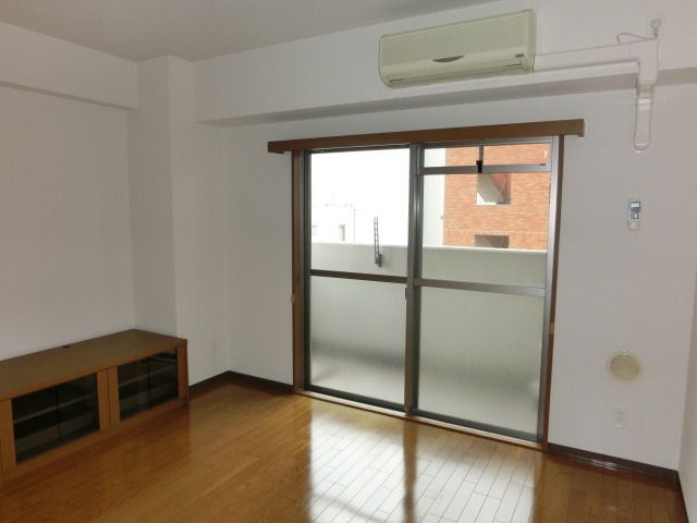 居室・リビング　明るいバルコニー側のお部屋です。