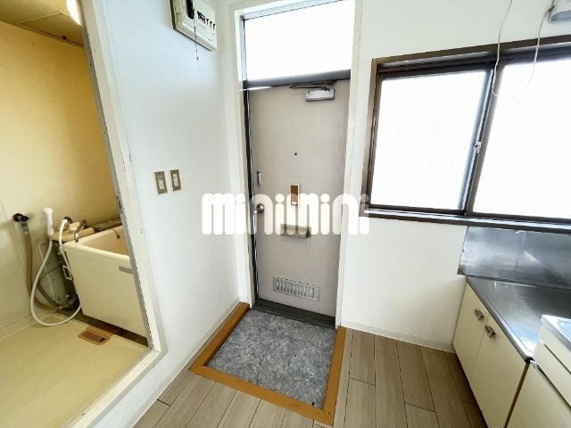 玄関　キッチン窓あります