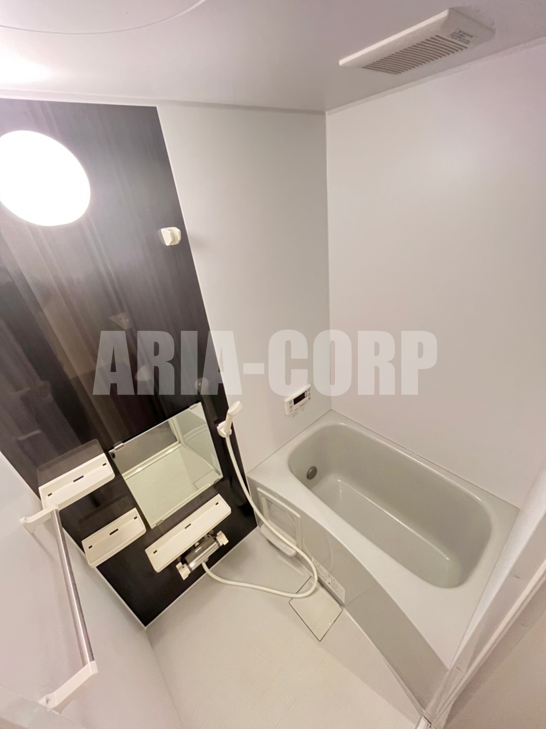 バス・シャワールーム　（同仕様）追い焚き機能付。お洒落なバスルームです♪