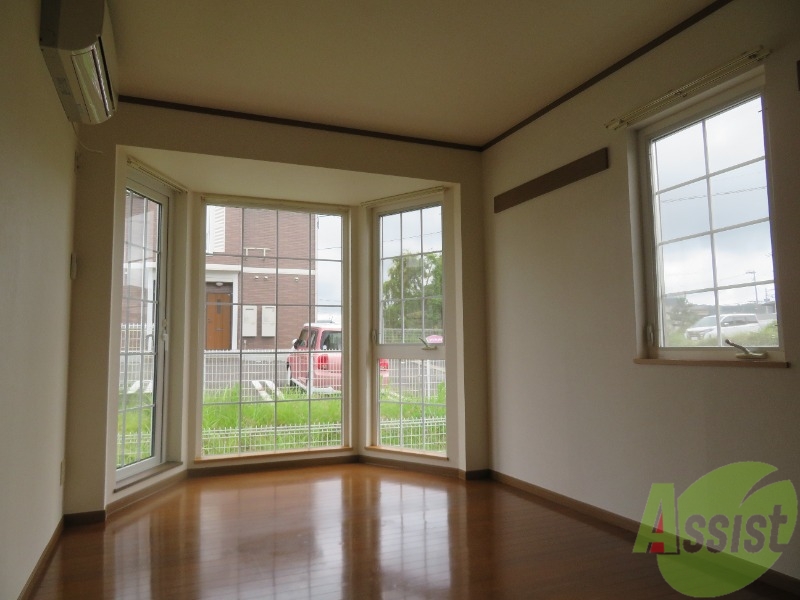 居室・リビング　玄関から階段を上がると７．５帖のダイニングです