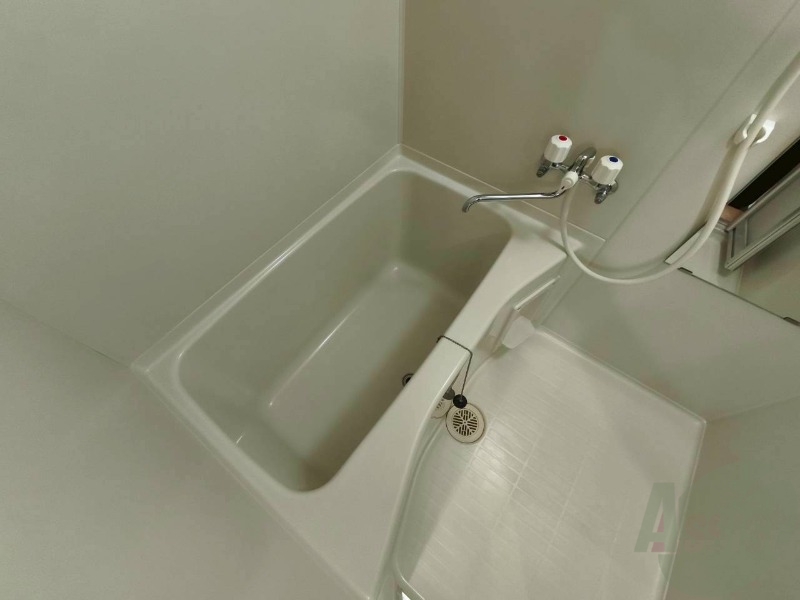 バス・シャワールーム　バスルームはこちらです。広々としてゆったり休めます。