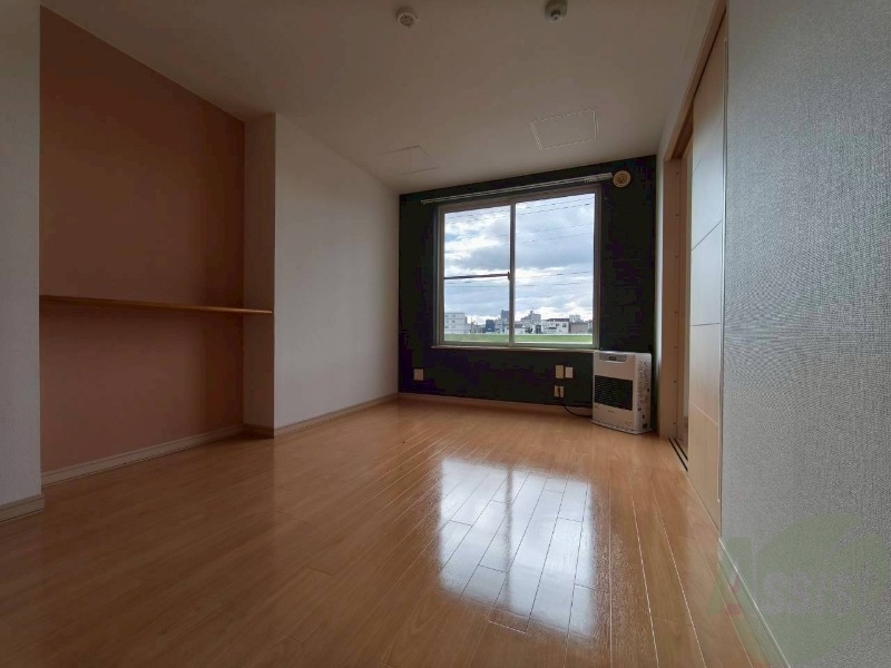 居室・リビング　１０．３帖のＬＤＫ。引き戸を開けると解放感があります。