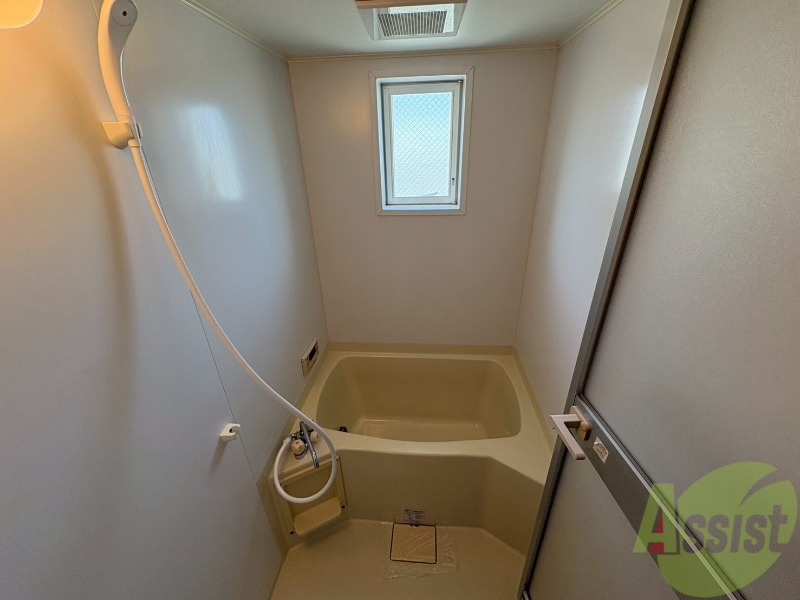 バス・シャワールーム　浴槽が広いので日々の疲れも癒されますね。