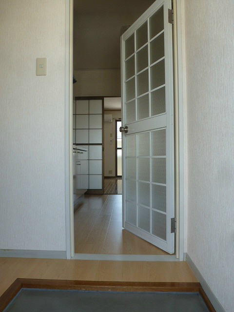 玄関　写真は別号室です