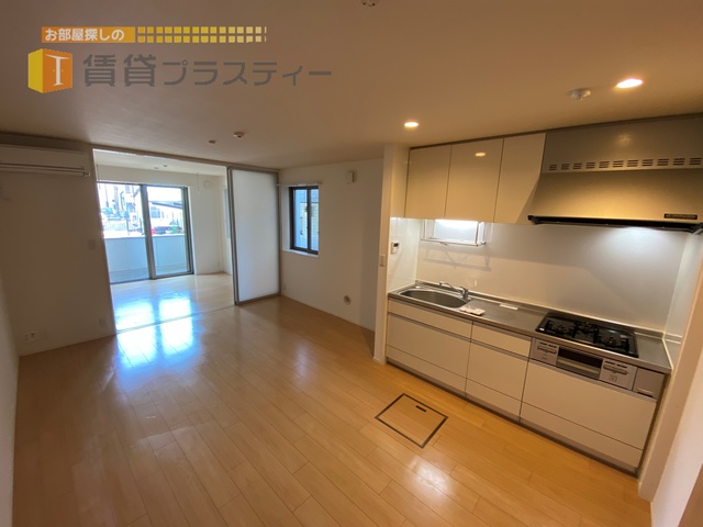 居室・リビング　洋室と合わせて開放的なお部屋になります。