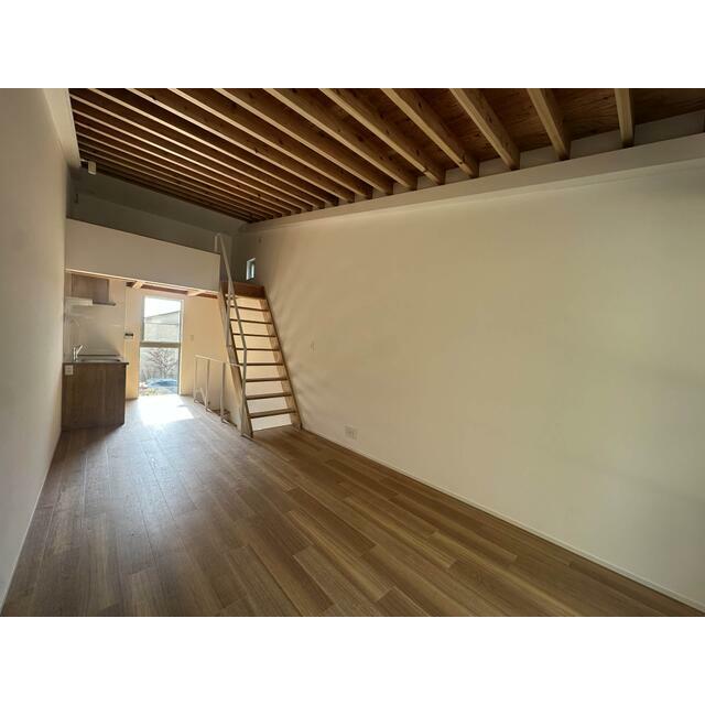 居室・リビング　２階ＬＤＫ。固定階段のロフトもあり。キッチンはＩＨコンロ。