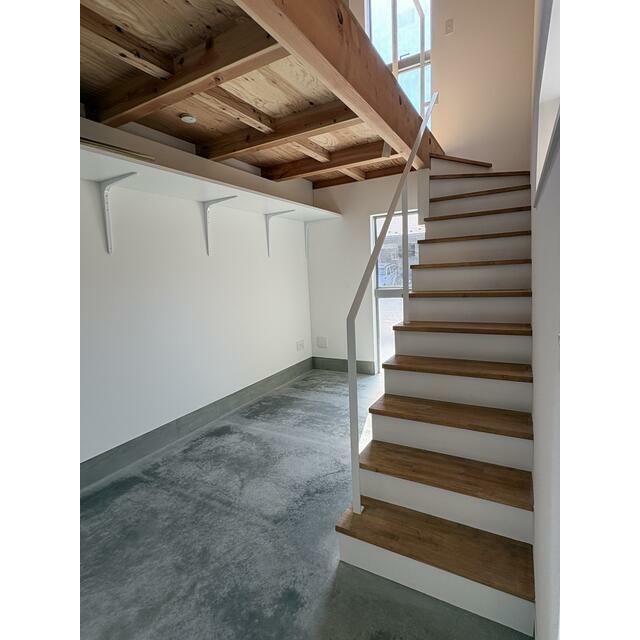 玄関　１階（玄関から）。土間のフリースペース。バイクを入れたり、サ