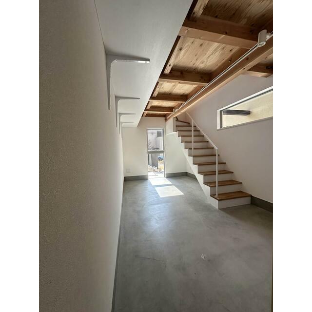 玄関　１階、土間のフリースペース。バイクを入れたり、サーフボードを