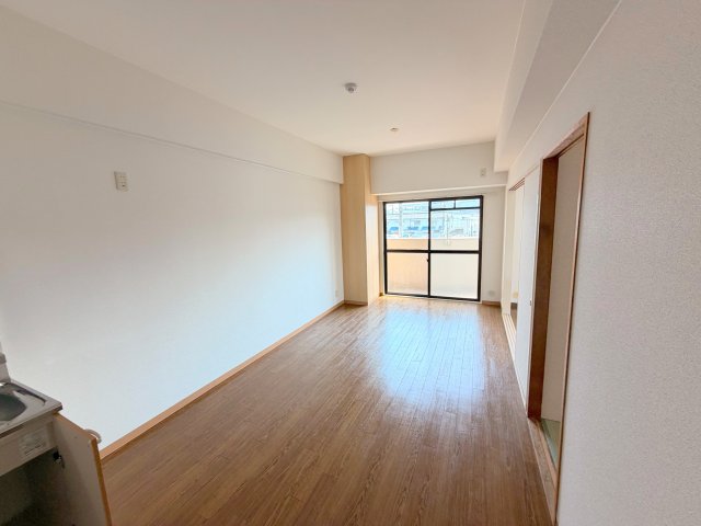 居室・リビング　広くて明るいリビングでご家族全員だんらんしましょう。